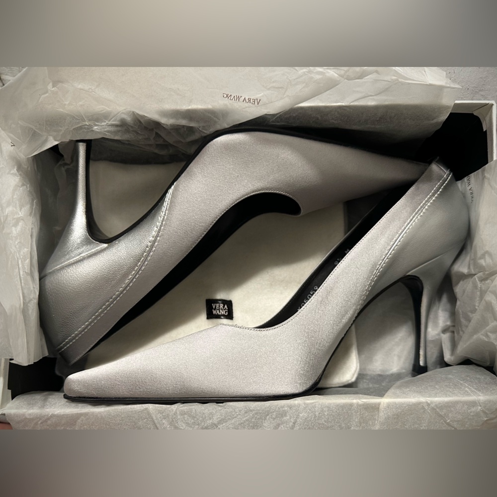 Women’s 9.5 -Vera Wang Matte Satin Heels Silver in color - Picture 1 of 4